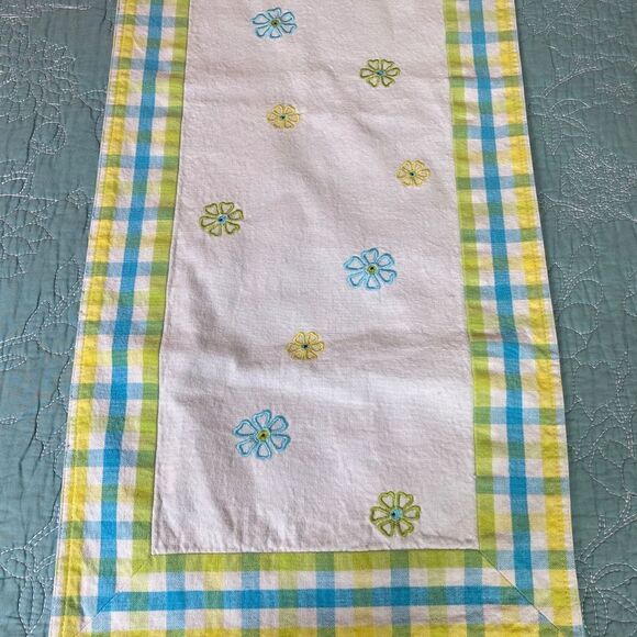 Table Runner w/ embroidered flowers Blue green yellow - Picture 3 of 4